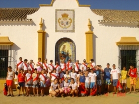  Grupo de ni�os y monitores en la casa de hermandad de la aldea
